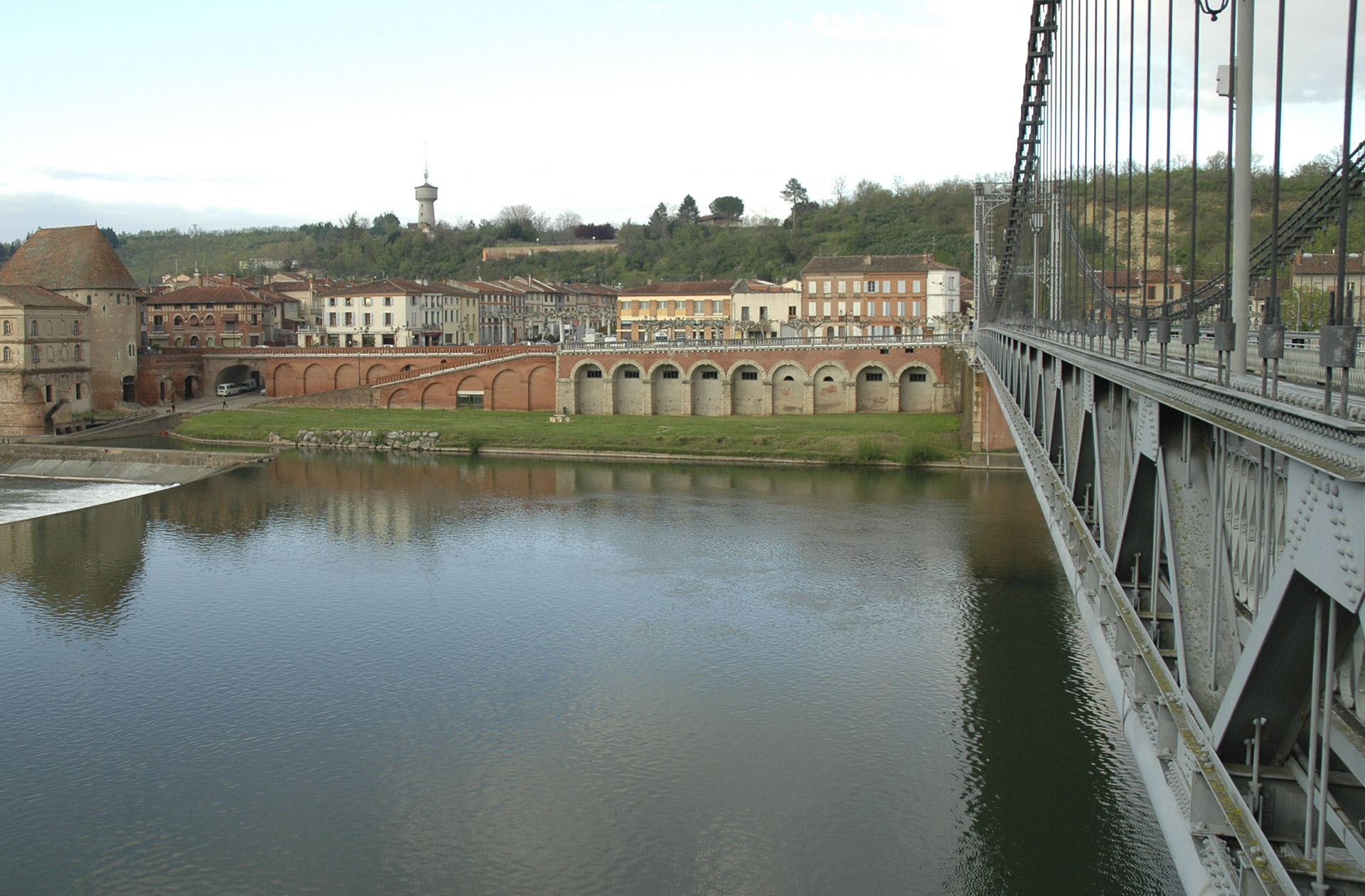 Lire la suite à propos de l’article Fuite sur le pont de Villemur-sur-Tarn : les agents RÉSEAU31 interviennent dans des conditions particulièrement difficiles.
